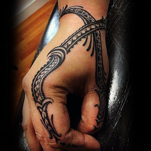 40 Tribal Hand Tattoos für Männer - Manly Ink Design-Ideen  