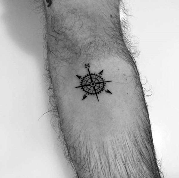 50 kleine Kompass Tattoos für Männer - Navigation Ink Design-Ideen  