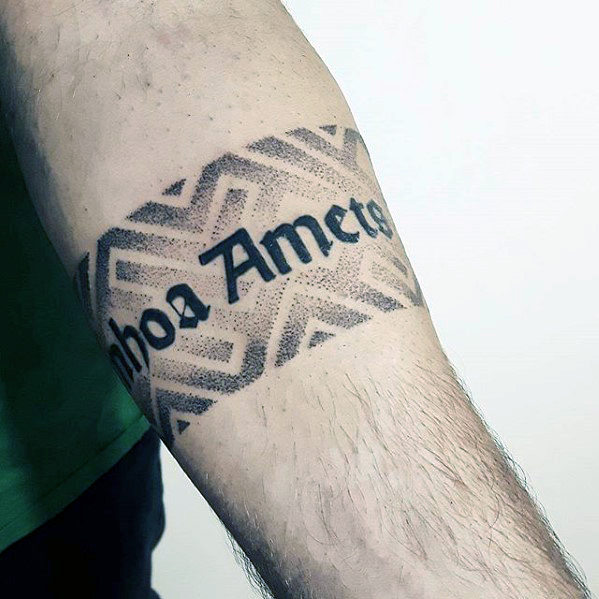40 Unterarm Name Tattoos für Männer - Manly Design-Ideen  