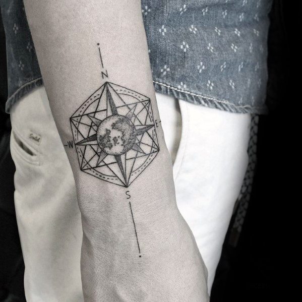 40 geometrische Kompass Tattoo Designs für Männer - coole Geometrie Ideen  