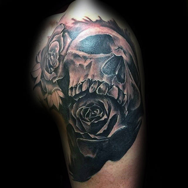 80 schwarze Rose Tattoo Designs für Männer - dunkle Tinte Ideen  