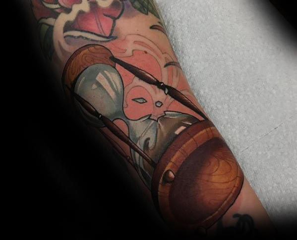 30 Broken Sanduhr Tattoo Designs für Männer - Time Ink Ideen  