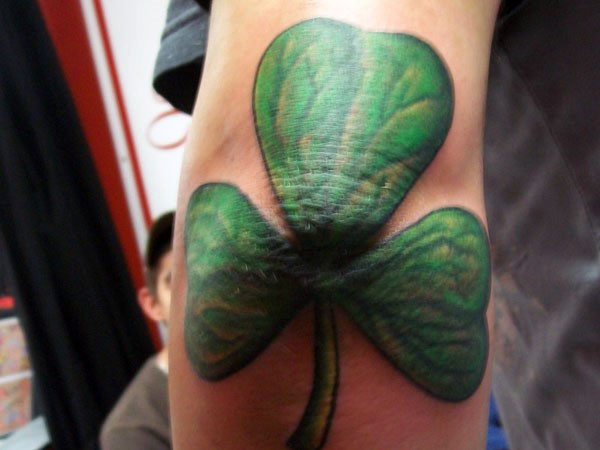 50 Shamrock Tattoo Designs für Männer - Irland Tinte Ideen  