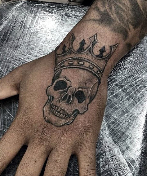 50 kleine Schädel Tattoos für Männer - Mortality Design-Ideen  