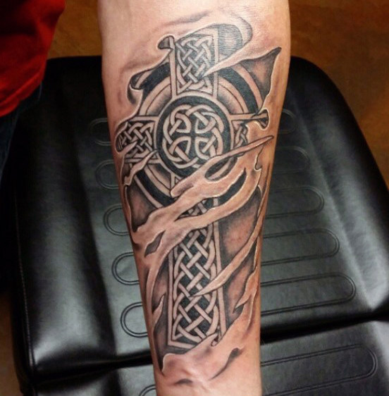 40 keltische Tattoos für Männer - coole Knoten und komplexe Kurven  