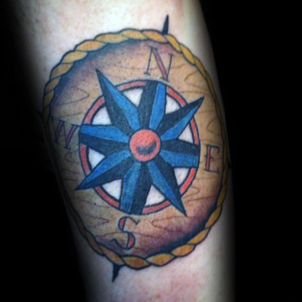 40 traditionelle Kompass Tattoo Designs für Männer - Old School-Ideen  